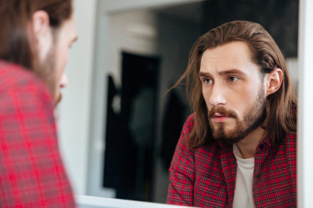 A men looking himself at the mirror